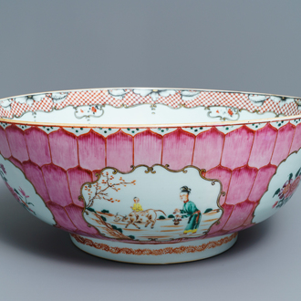 Een grote Chinese famille rose 'lotus' kom met mandarijns decor, Qianlong
