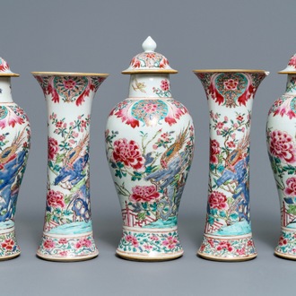 Een Chinees famille rose vijfdelig kaststel met vogels bij bloesems, Qianlong