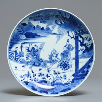 Een Chinees blauwwit bord met figuren in een tuin, Yongzheng