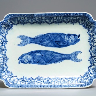 Een Chinees blauw-wit 'dubbel haring' bord voor de Nederlandse markt, Qianlong