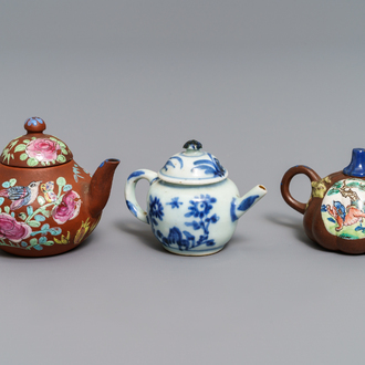 Drie Chinese Yixing steengoed en blauwwitte miniatuur theepotjes, Kangxi en later