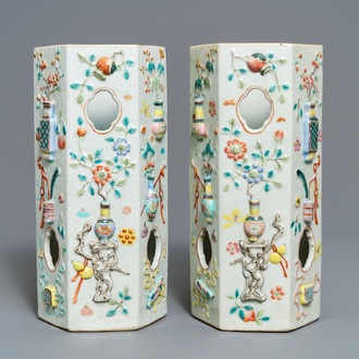 Een paar hexagonale Chinese famille rose hoedensteunen met reliëfdecor, 19e eeuw