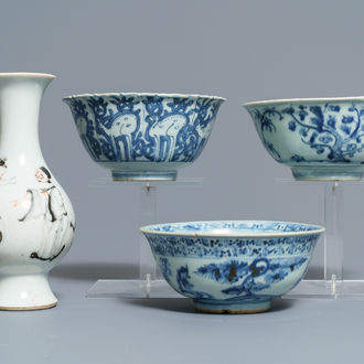 Drie Chinese blauwwitte kommen en een grisaille en ijzerrood vaasje, Ming en Yongzheng