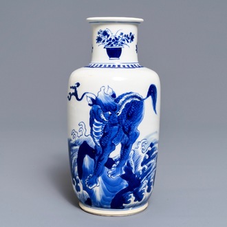 Een Chinese blauwwitte rouleau vaas met kylins, Kangxi