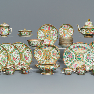 Een grote collectie Chinees Canton famille rose porselein, 19e eeuw