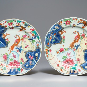 Een paar Chinese famille rose borden met 'tabaksbladeren' decor, Qianlong