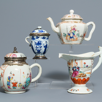 Vier Chinese famille rose en blauwwitte kannen en theepotten, Kangxi/Qianlong