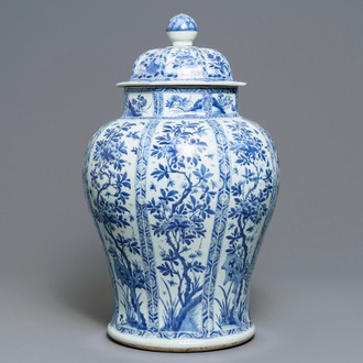 Een grote Chinese blauwwitte dekselvaas met floraal decor in vakverdeling, Kangxi