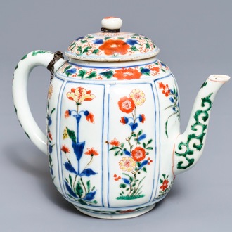 Een grote Chinese famille verte meloenvormige theepot met deksel, Kangxi
