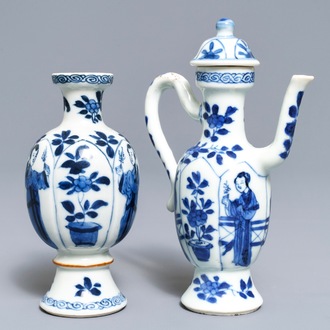 Een Chinees blauwwit kannetje en een knobbelvaasje met 'Lange Lijzen', Kangxi