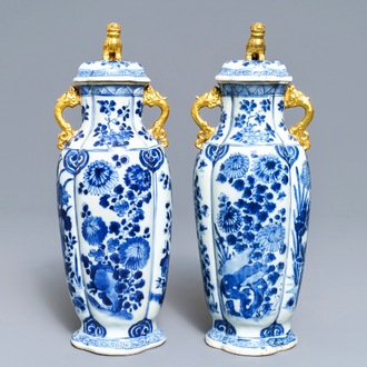 Een paar Chinese blauwwitte dekselvazen met floraal decor, Kangxi
