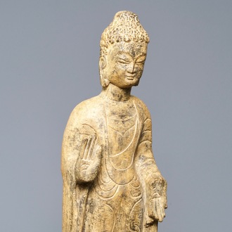Een Chinees stenen beeld van een staande Buddha, Ming of later