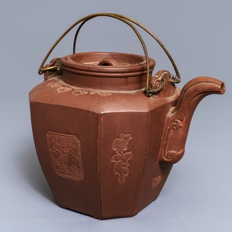 Een grote Chinese Yixing steengoed theepot met deksel, 19e eeuw