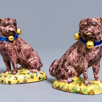 Een paar polychrome Brussels aardewerken figuren van mopshonden, 2e helft 18e eeuw