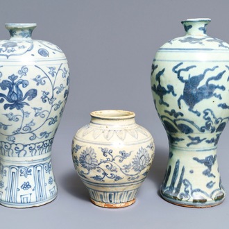 Drie Chinese blauwwitte vazen, Ming