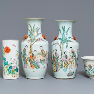 Twee Chinese famille rose vazen, twee hoedensteunen en een jardiniere, 19/20e eeuw