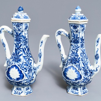 Een paar Chinese blauwwitte wijnkannen met deksels, Kangxi