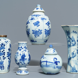 Vijf Chinese blauwwitte vazen, Kangxi