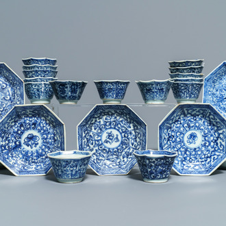 Vijftien Chinese blauwwitte koppen en 19 schotels, Kangxi