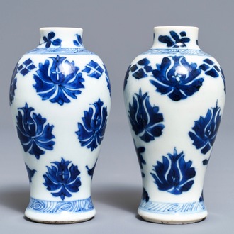 Een paar zeldzame Chinese blauwwitte miniatuur vaasjes met pseudo-Delfts merk, Kangxi
