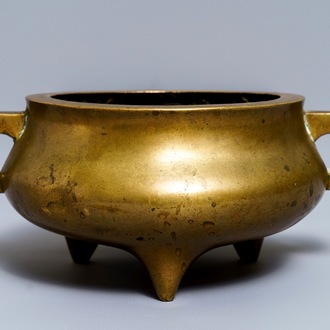 Een Chinese bronzen driepotige wierookbrander, Qianlong merk, 19e eeuw