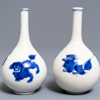 Een paar Chinese blauwwitte flesvormige vazen met kylins, Kangxi