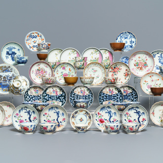 Een collectie van 23 koppen en 33 schotels in Chinees en Japans porselein, 18/19e eeuw