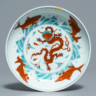 Een Chinees doucai bord met draken en karpers, Chenghua merk, Yongzheng