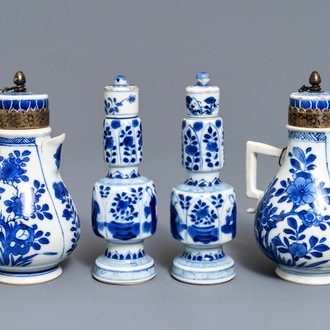 Een paar Chinese blauwwitte dekselvaasjes en een paar dekselkannetjes, Kangxi