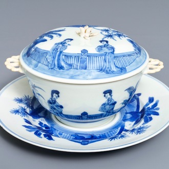 Een Chinese blauwwitte 'Lange Lijzen' dekselkom op onderschotel, Chenghua merk, Kangxi