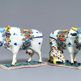 Twee polychrome Delftse figuren van koeien op grondjes, 18e eeuw