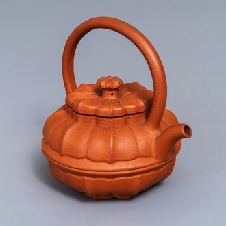 Een Chinese bloemvormige Yixing steengoed theepot met deksel, Kangxi