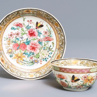 Een fijne Chinese famille rose kop en schotel met floraal decor, Yongzheng