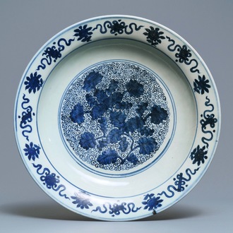 Een grote Chinese blauwwitte schotel met een druiventak, Jiajing