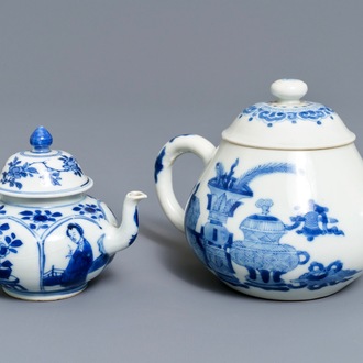 Twee Chinese blauwwitte theepotten met deksels, Jiajing en Yu merken, Kangxi