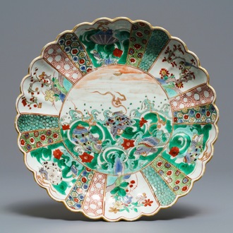 Een Chinese verte-Imari schotel met schelpdieren, Kangxi