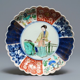 Een Chinees verte-Imari bord met een dame en een eekhoorn, Kangxi