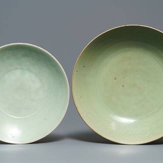 Twee Chinese Swatow celadon schotels met onderglazuur decor, Ming