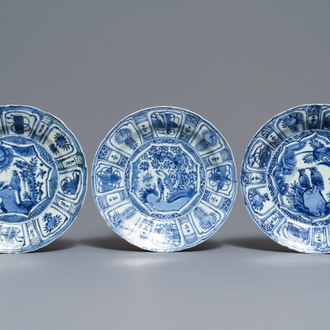 Drie Chinese blauwwitte kraakporseleinen borden met vogels, Wanli
