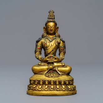 Een Sino-Mongoolse ingelegde verguld bronzen figuur van Amitayus, 18/19e eeuw
