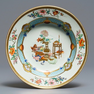 Een fijn Chinees famille rose bord met decor van antiquiteiten, Yongzheng