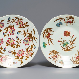 Twee grote Chinese famille rose schotels met floraal decor, 19e eeuw