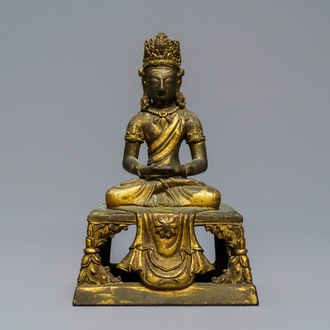 Een Sino-Tibetaanse verguld bronzen figuur van Amitayus, Qianlong