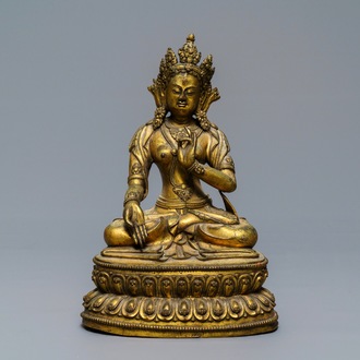Een Sino-Tibetaanse verguld bronzen figuur van een Witte Tara, Ming