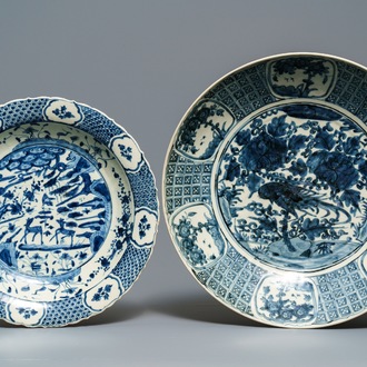 Twee grote Chinese blauwwitte Swatow schotels, Ming