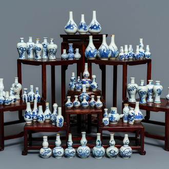 Een fraaie collectie van 66 Chinese blauwwitte miniatuur vaasjes, Kangxi