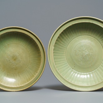 Twee Chinese Longquan celadon schotels met onderglazuur decor, Ming