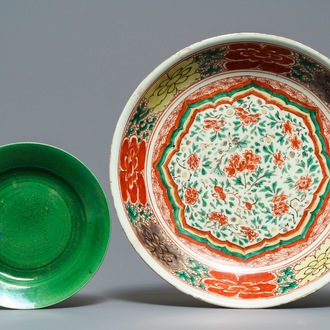 Een Chinese famille verte schotel en een monochroom groen bord, Kangxi