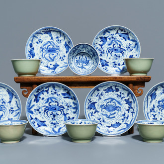 Zes Chinese celadon en blauwwitte koppen en schotels met krabben en vissen, Kangxi