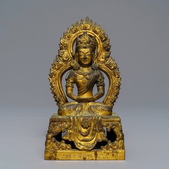 Een Sino-Tibetaanse verguld bronzen figuur van Amitayus, gedat. 1770, Qianlong